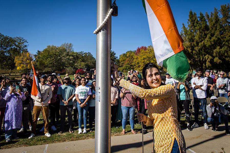 在西北地区一年一度的国际升旗仪式上，一名来自印度的学生升起了她的祖国国旗, 每年秋天都会庆祝牛津大学的国际学生和多样性. (图片来源:Lauren Adams/<a href='http://yfl23x38.nhllivebetting.com'>和记棋牌娱乐</a>) 
